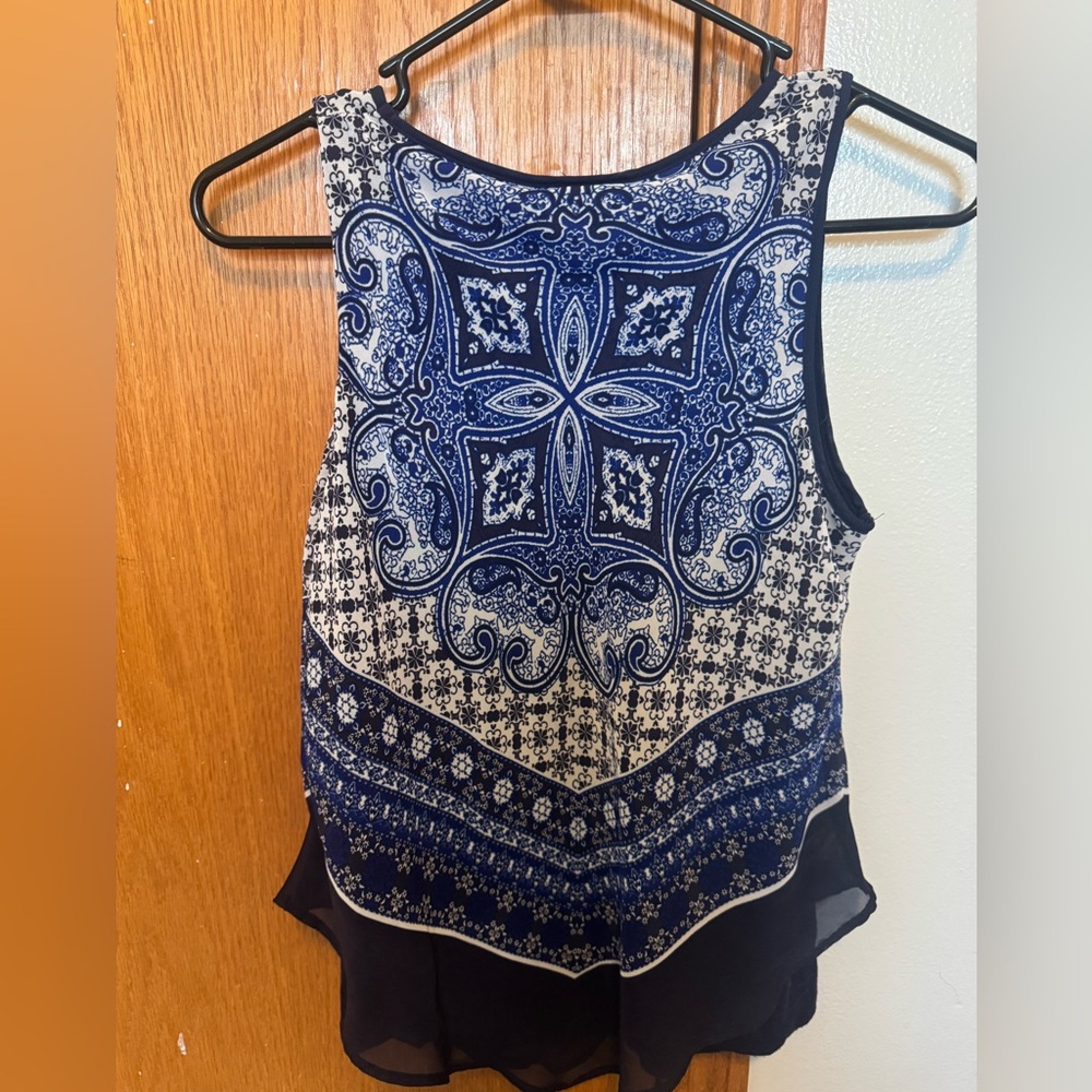 iZ Byer MED sleeveless scarf bottom V-neck top